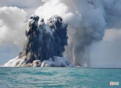 汤加海底火山连续喷发的原因是什么，到底是什么导致了汤加火山的爆发？